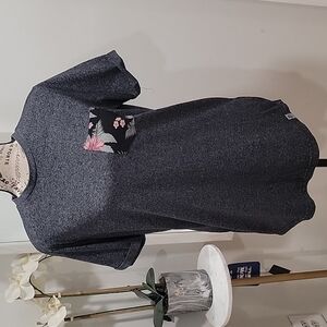 ✨️ Free Planet T-shirt Sz. Small. B133